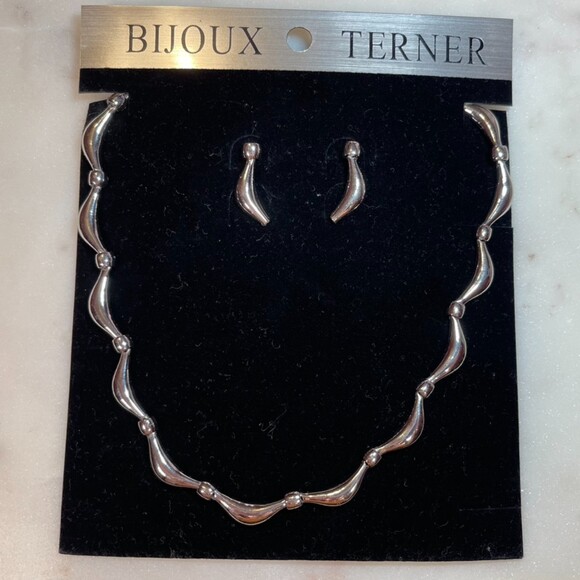 Bijoux Terner | Vintage Y2K Silver Tone Choker Necklace and Earrings Set - Picture 6 of 7